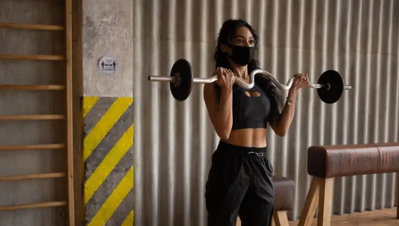 Membangun Trisep Besar dengan 7 Latihan EZ Curl Bar Ini