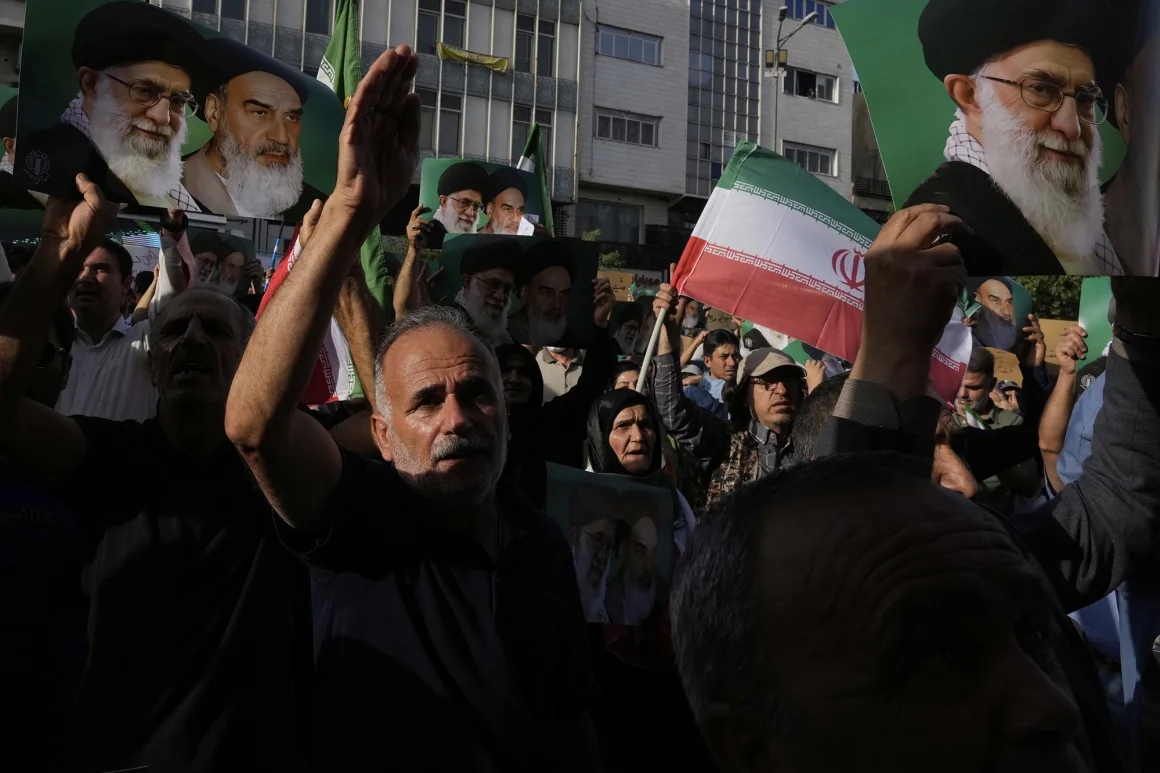 warga-iran-desak-balasan-keras-trump-dan-as-dituding-picu-kekacauan-baru